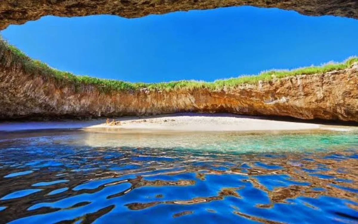 Playa del Amor en Islas Marietas, Nayarit, con arena clara y paredes rocosas