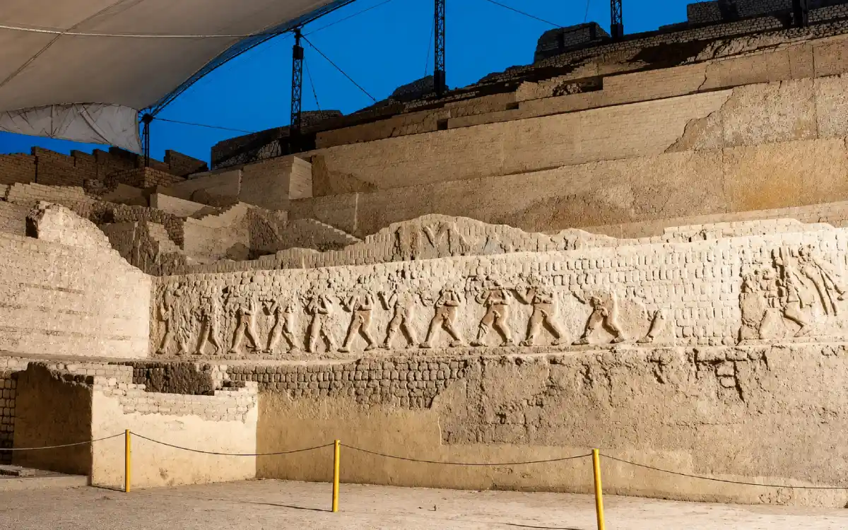 Relieves de adobe protegidos por cubiertas dentro del complejo arqueológico de Chan Chan