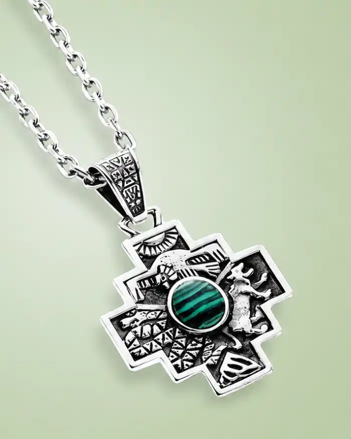 Collar de metal plateado con dije de chakana y piedra verde en el centro