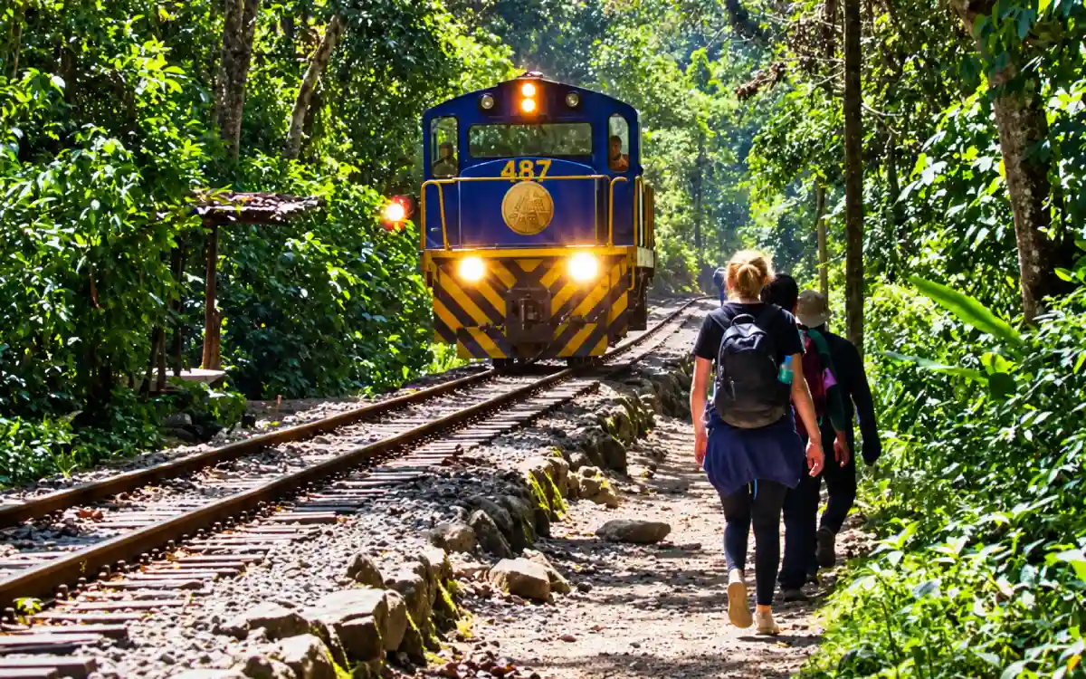 Tren circulando por la ruta entre Hidroeléctrica y Aguas Calientes en Cusco