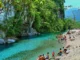 Las increibles pozas de Agua y Sal de Pozuzo y sus 3 piscinas naturales Turistas descansando y nadando en una poza de agua turquesa rodeada de vegetación