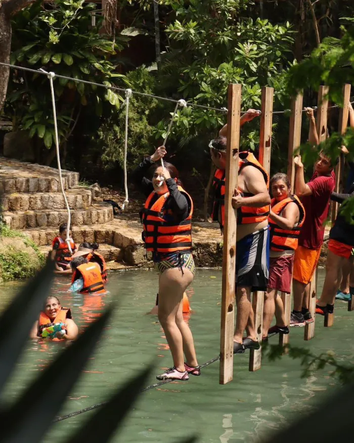 Visitantes utilizando una zona recreativa acuática dentro del parque de Tamasopo