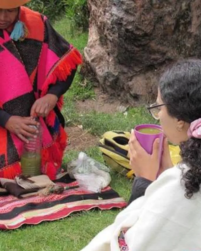 Participante sosteniendo una preparación de Wachuma durante una práctica ceremonial tradicional