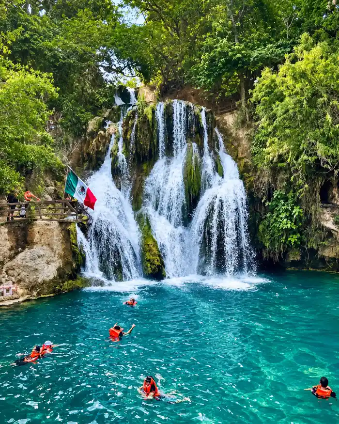 Visitantes nadando en una poza habilitada de las Cascadas de Tamasopo