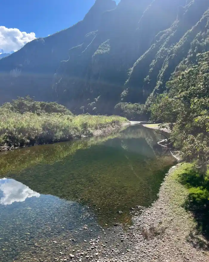 Río Urubamba entre montañas y vegetación durante la ruta Hidroeléctrica a Aguas Calientes