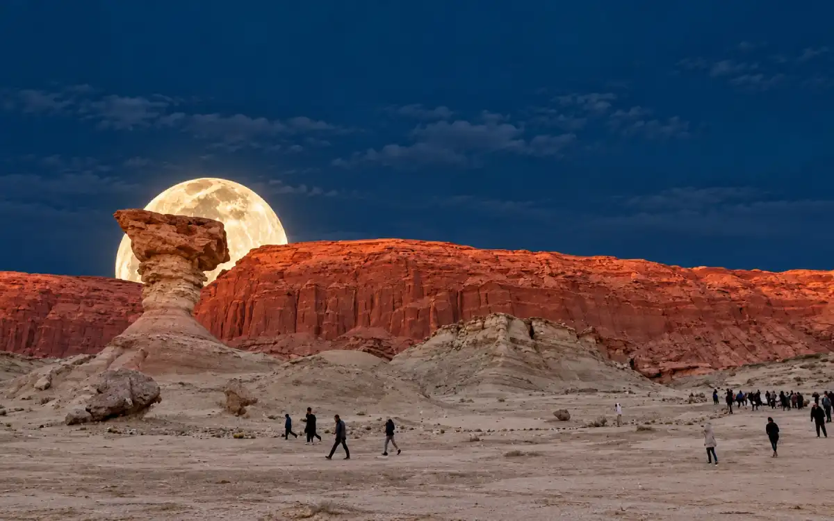 Luna llena detrás de una formación rocosa del Parque Natural Provincial Ischigualasto
