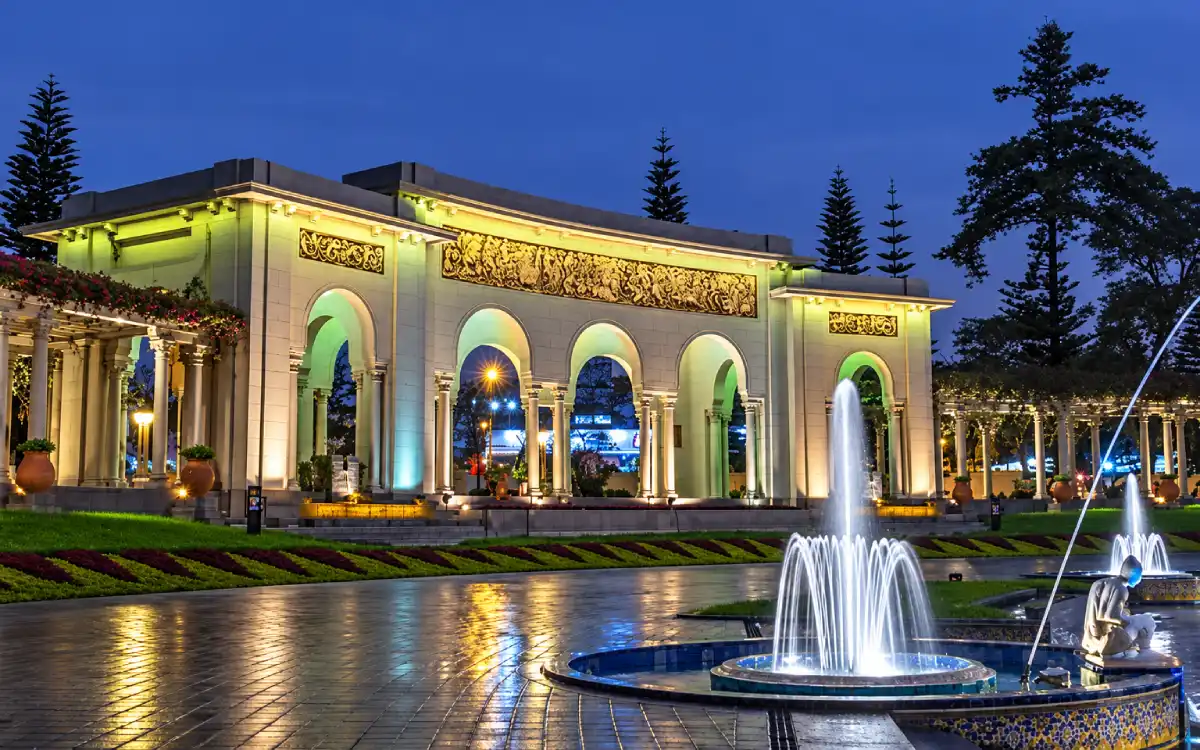 Arquitectura histórica iluminada dentro del Parque de la Reserva durante la noche
