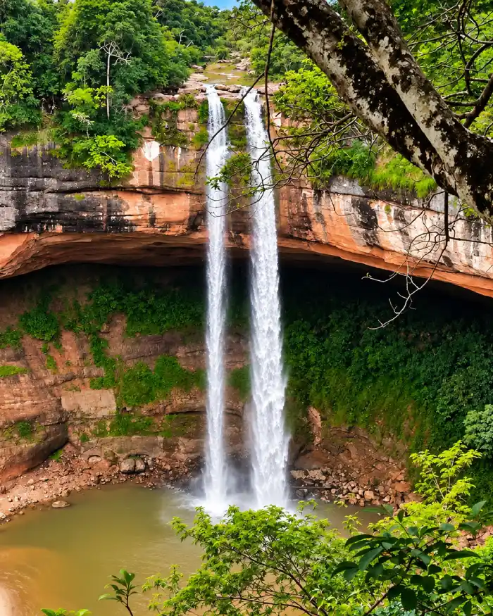 Cascada de dos caídas de agua en el Parque Nacional Amboró