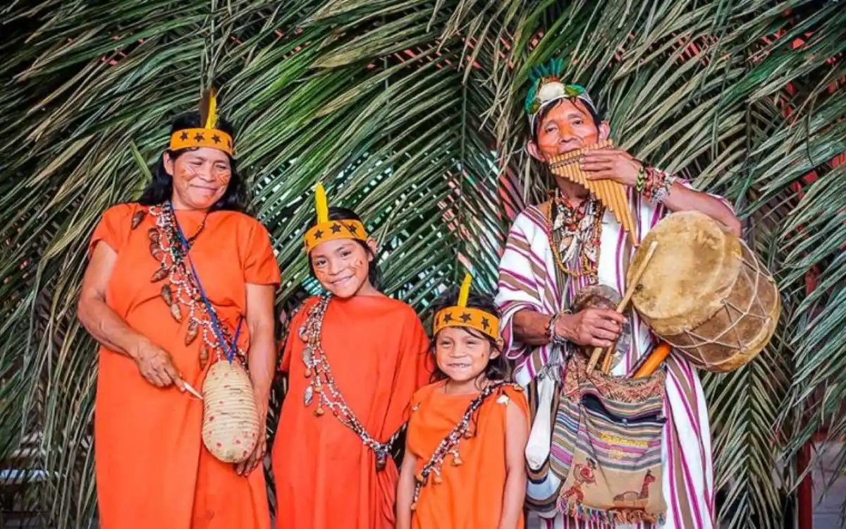 Familia de una comunidad amazónica con vestimenta tradicional