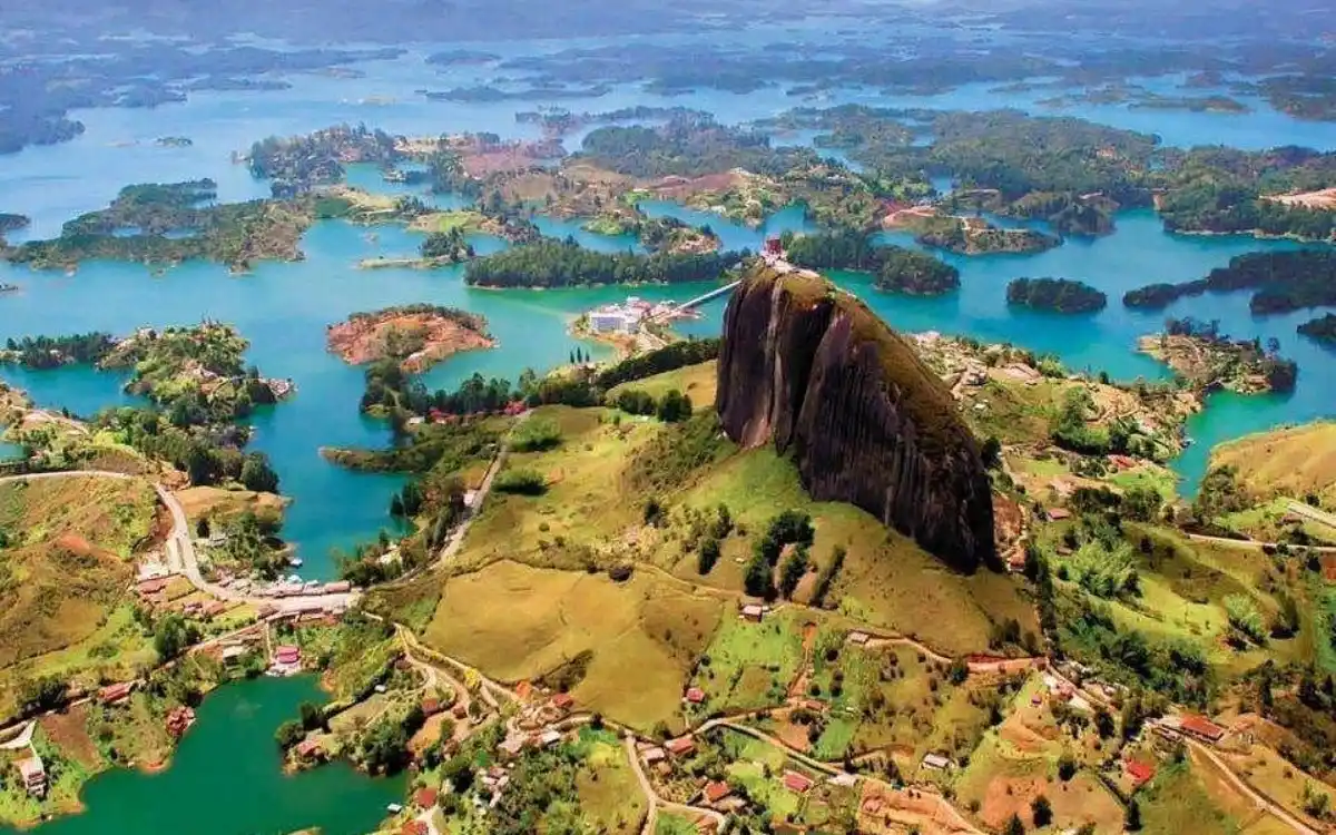 ALT: Vista aérea de la Piedra del Peñol rodeada por el embalse Peñol-Guatapé