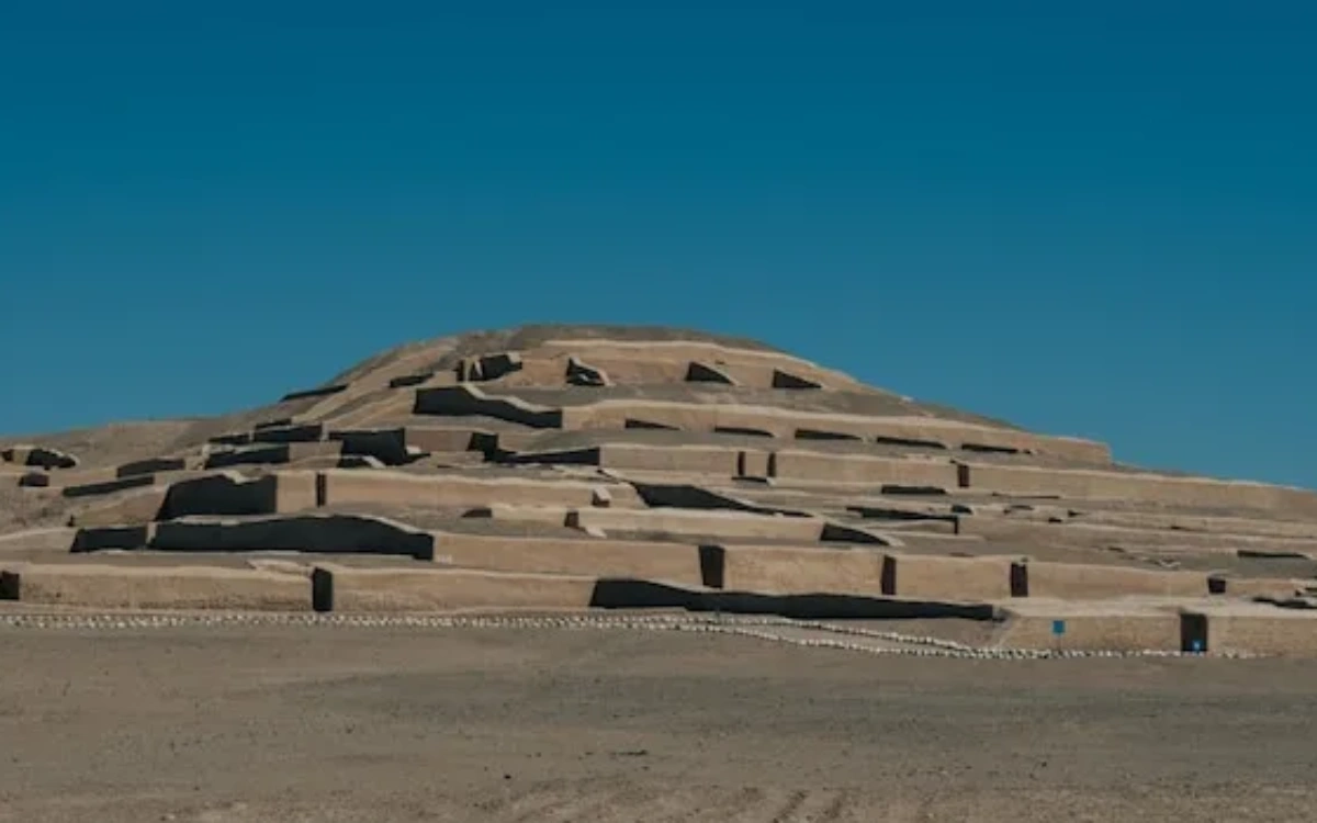 Vista panorámica de la Gran Pirámide de Cahuachi construida con adobe en Nazca Perú
