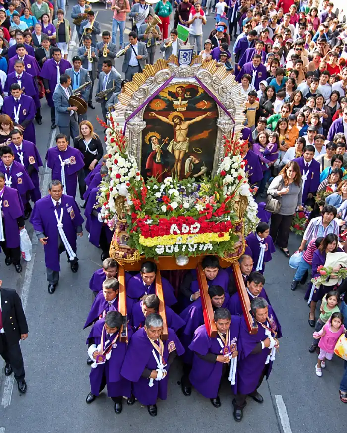 Procesión del Señor de los Milagros acompañada por fieles vestidos de morado en Perú