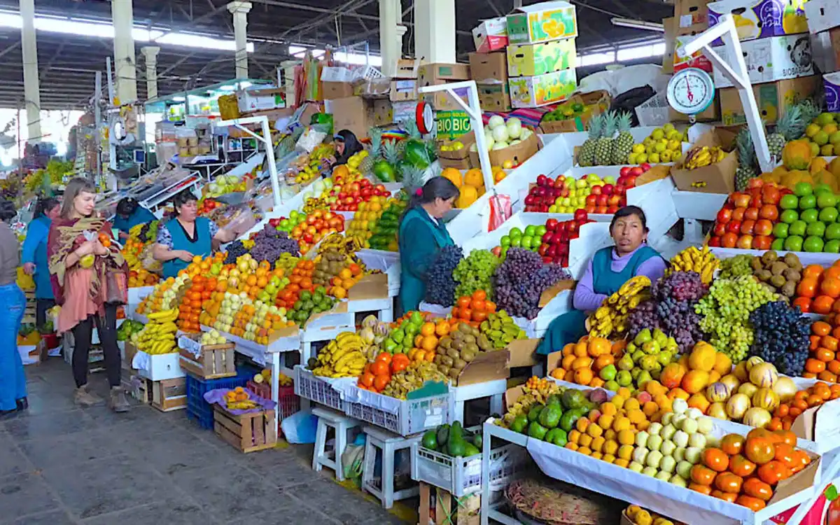 Puestos de frutas frescas en el Mercado de San Pedro de Cusco