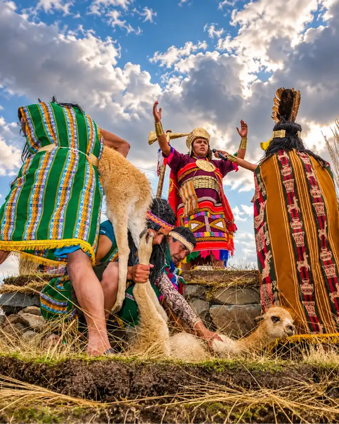 Representación artística de una antigua ceremonia andina con participantes vestidos tradicionalmente