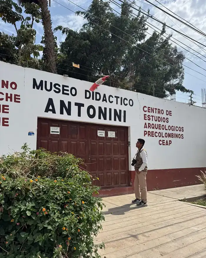 Turista frente al Museo Didáctico Antonini dedicado a las investigaciones arqueológicas de Nazca