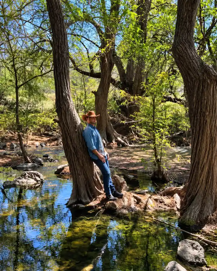 Visitante descansando junto al río entre los árboles de Las Musas Guanajuato