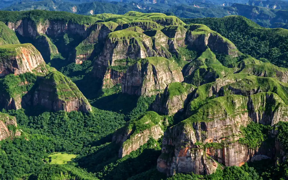 Vista aérea del Parque Nacional Amboró con montañas cubiertas por abundante vegetación
