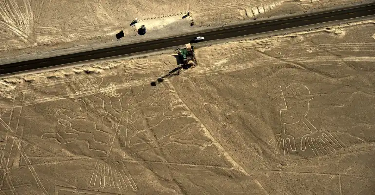 Tour a Nazca desde Lima| Sobrevuela mpas de 170 geoglifos entre animales, planta, y formas geométricas.