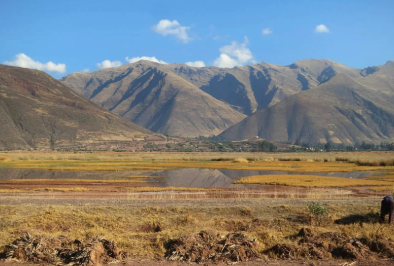 huacarpay-lagoon-view-mountains-cusco.webp