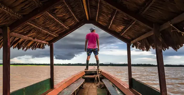 tour iquitos 3 dias 2 noches - Turista navegando el rio Amazonas