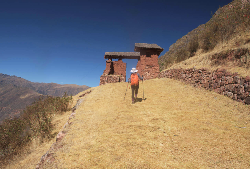 puerta-de-entrada-a-las-ruinas-incas-de-huchuy-qosqo